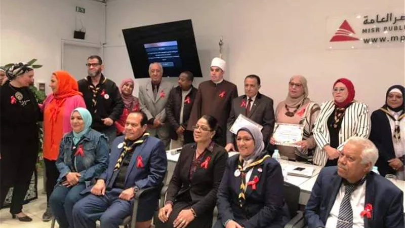 رواد أهرامات الجيزة تشارك في اليوم العالمي لمرض الايدز بالصور