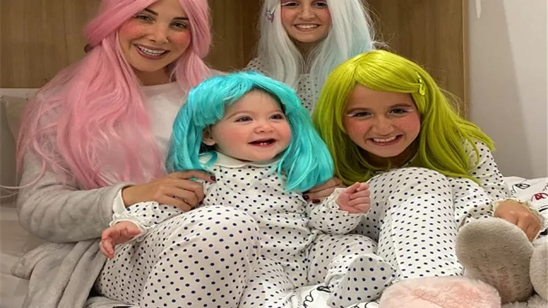 نانسى عجرم تحتفل بعيد القديسة مع بناتها 