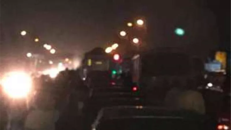 الشرطه تنقفذ شابا من القاء نفسه في النيل من اعلي كوبري مايو