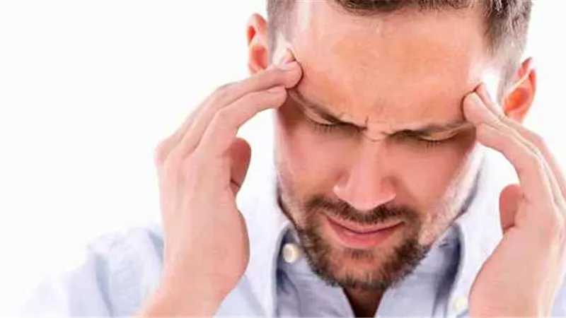 أسباب وراء الإصابة بصداع الحاجب.. متى يستدعي زيارة الطبيب؟