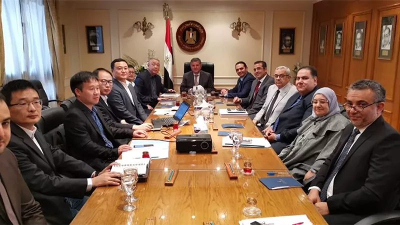 وزير قطاع الأعمال العام يبحث مع شركة صينية إنتاج أول سيارة كهربائية في مصر
