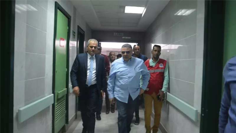 محافظ البحرالأحمر يقطع جولته لرأس غارب عائدا للغردقة للإطمئنان على مصابى حادث الجمشة