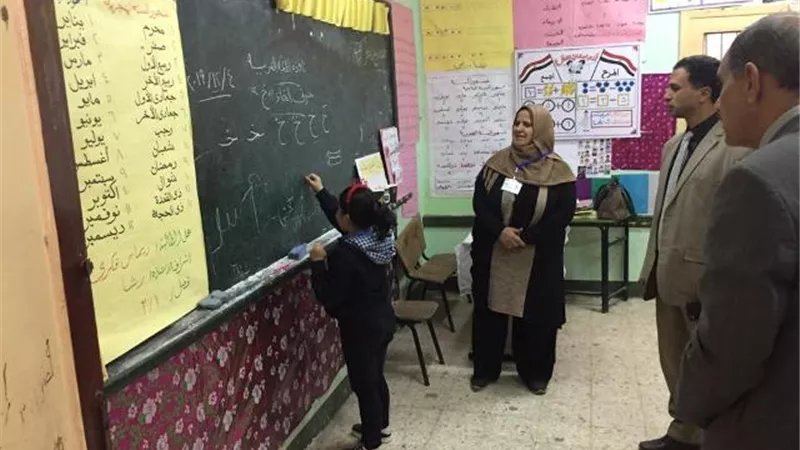 محافظ كفرالشيخ يفاجئ المدارس ويكرم المتميزين ..صور