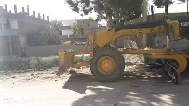أسيوط تواصل مبادرة قريتي نظيفة..صور