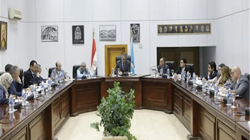وزير الآثار يبحث مكافحة الاتجار غير المشرع بآثارنا في بريطانيا
