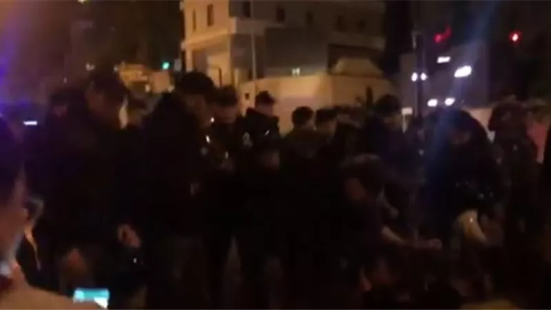 القوى الأمنية اللبنانية تمنع المحتجين من قطع جسر الرينغ وسط بيروت