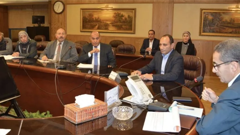 محافظ الغربية .. يترأس إجتماع اللجنة العليا للمخابر