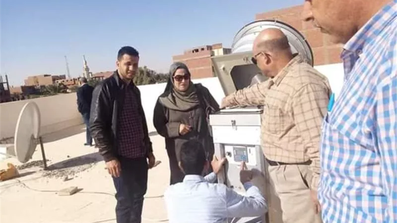 تشغيل معمل الرصد البيئي ومحطة قياس الملوثات بالوادى الجديد.صور