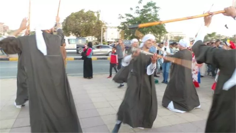 عروض فنية شعبية مصرية وأفريقية بطريق كورنيش النيل في أسوان..صور