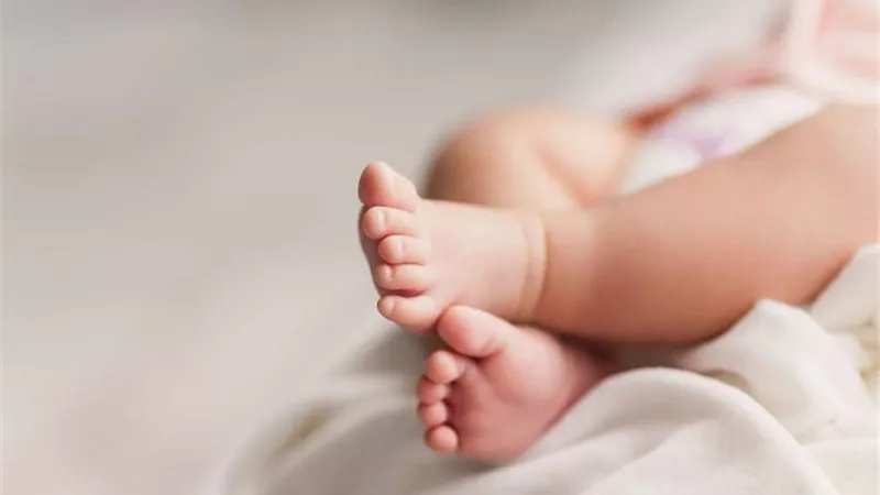 تتخلى عن رضيعها مقابل 2000 دولار