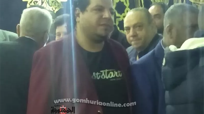 الحزن يسيطر علي نجل الفنان شعبان عبد الرحيم في عزاء والده