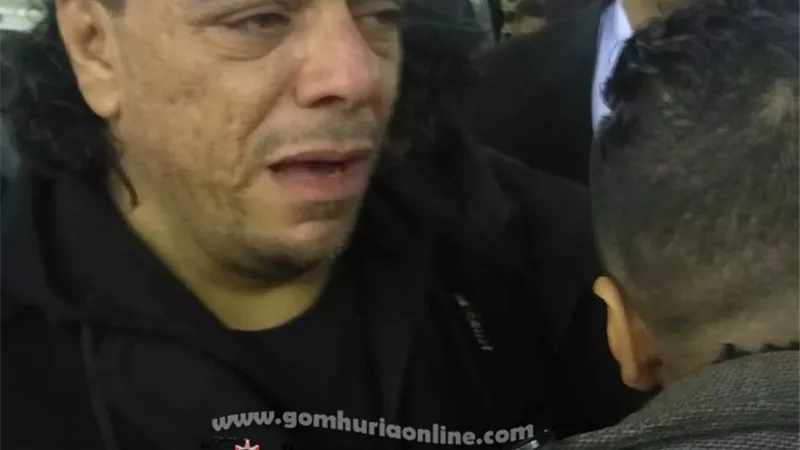 انهيار نجل الفنان شعبان عبد الرحيم فى عزاء والده.. صور