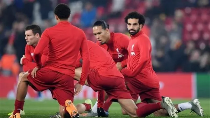 صلاح خارج التشكيل الأساسي لليفربول أمام إيفرتون.. شاهد البث المباشر