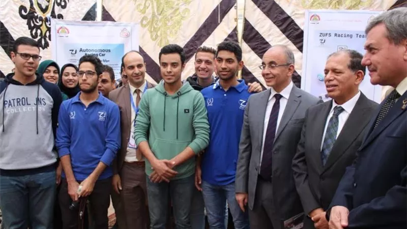 رئيس جامعة الزقازيق يفتتح معرضاً للنماذج المتميزة لمشاريع التخرج في كلية الهندسة