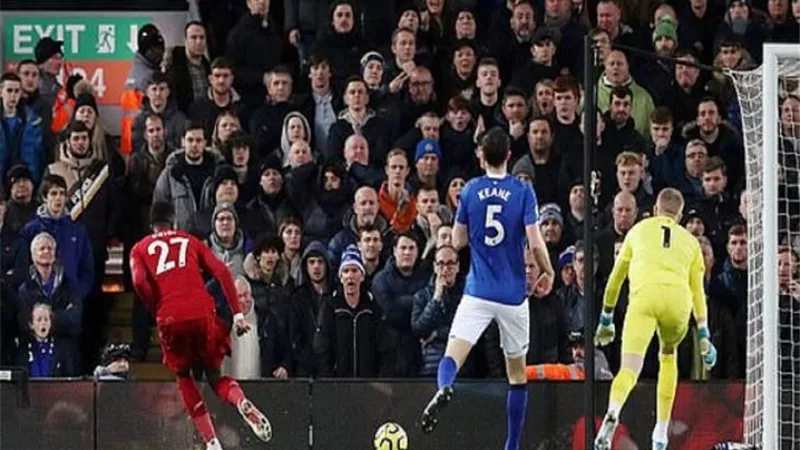 بالفيديو.. ليفربول يتقدم على إيفرتون برباعية في الشوط الأول