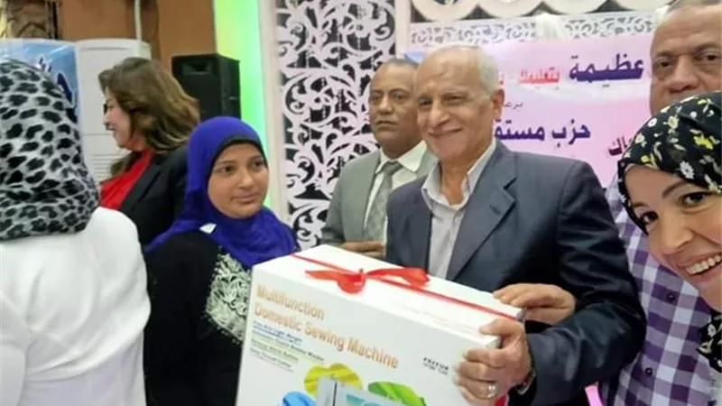 مستقبل وطن يكرم الأم المعيله بتوزيع 10ماكينات خياطه ورحلات عمرة وجوائز مالية لحفظة القرآن صور