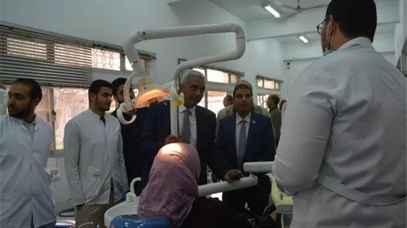 صديق يتفقد العيادات الخارجية لكلية طب الأسنان بجامعة الأزهر بأسيوط