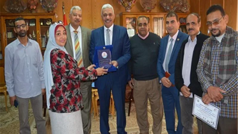 نائب رئيس جامعة الأزهر لوجه قبلي يكرم منتخب ذوي الاحتياجات الخاصة بأسيوط