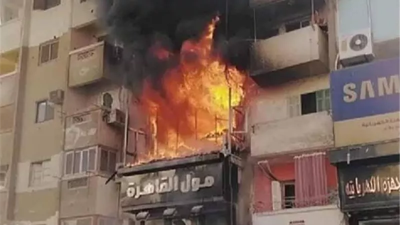 حريق هائل يلتهم مولا تجاريا بالسويس