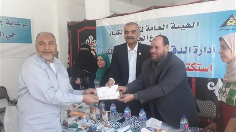 رئيس حي الدقي يوزع شهادات محو الأمية على الناجحين