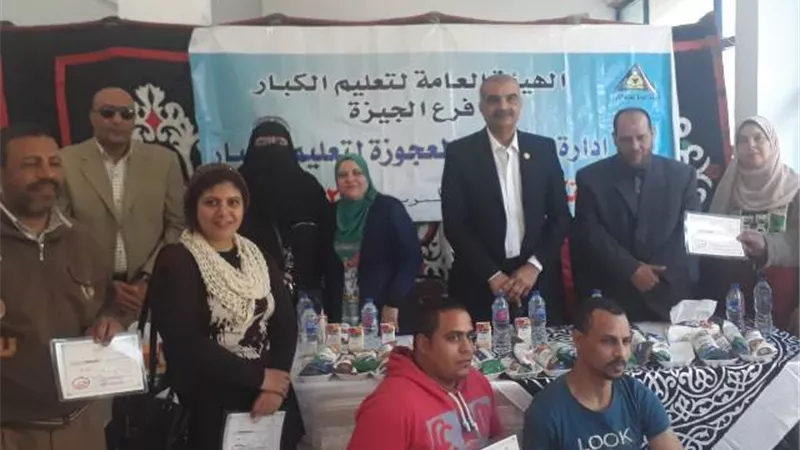 رئيس حي الدقي يوزع شهادات محو الأمية على الناجحين