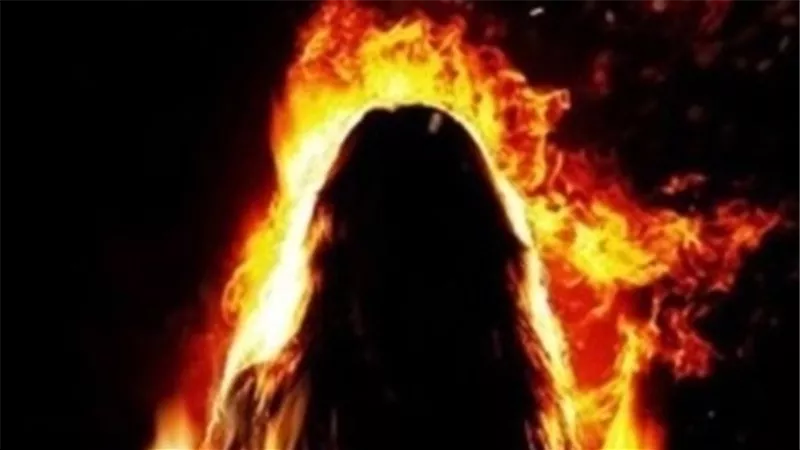 علاقة غير شرعية .. عاطل يحرق عشيقته بعد خلافات بينهما