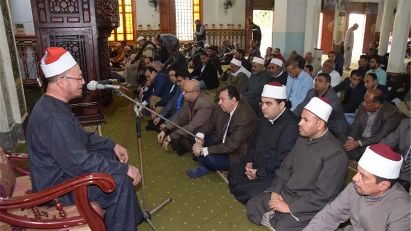 محافظ بني سويف يصلي الجمعة بمسجد عمر بن عبد العزيز