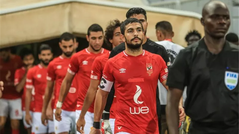 طاقم تحكيم مباراة الاهلي والهلال يعاين ملعب السلام