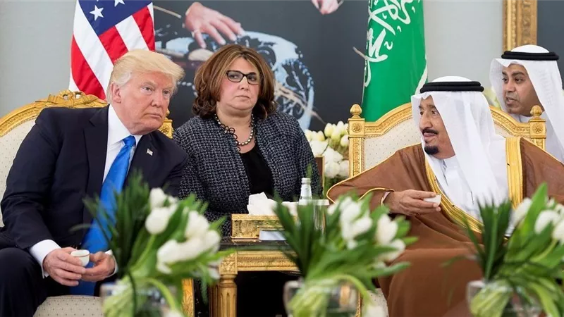 بعد اتهام طالب سعودي... ترامب: الملك سلمان اتصل بي وقدم التعازي في ضحايا القاعدة العسكرية