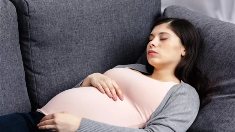 3 وضعيات خاطئة لنوم الحامل تضر الجنين