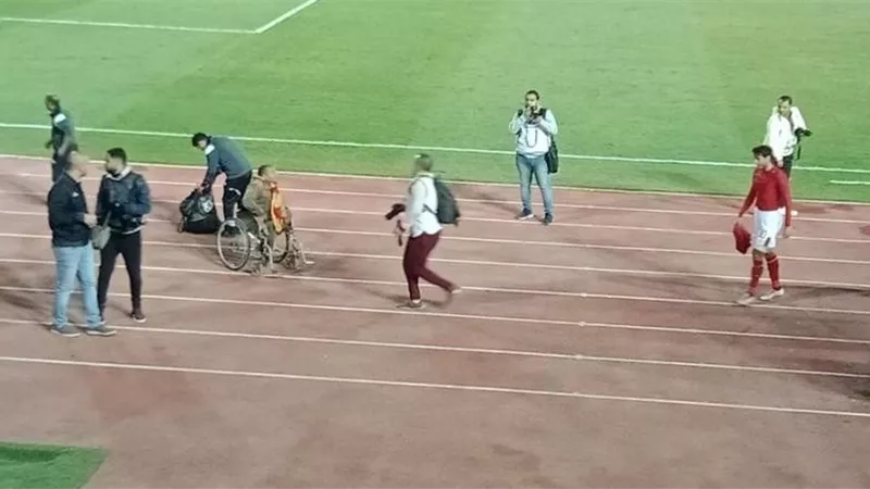 لفتة إنسانية.. محمد هاني يمنح قميصه لمشجع من ذوي الاحتياجات الخاصة