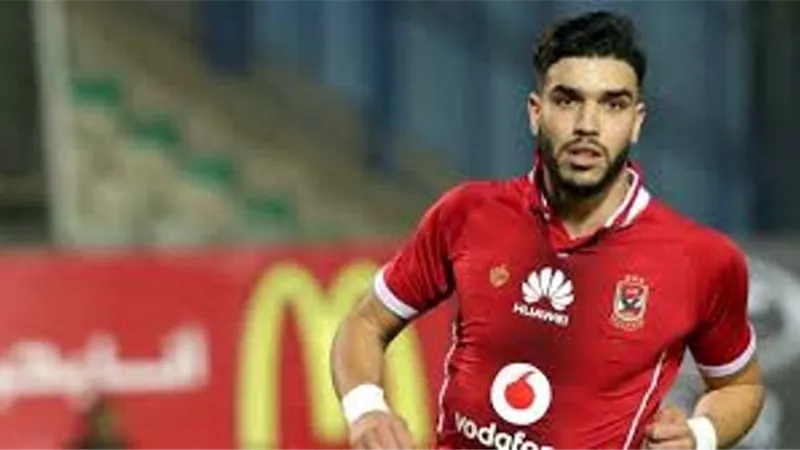 أزارو يلقي بقميص الأهلي في مباراة الهلال