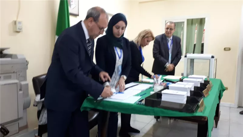 انطلاق الانتخابات الرئاسية الجزائرية .. وتوافد ابناء الجالية بمصر