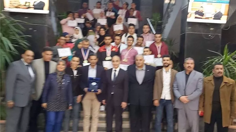 رئيس جامعة الزقازيق يكرم فريق ذوى الاحتياجات الخاصة