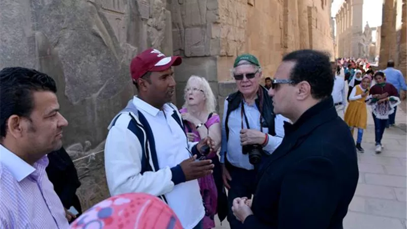 نائب المحافظ يتابع أعمال مشروع الهوية البصرية بمعبد الأقصر