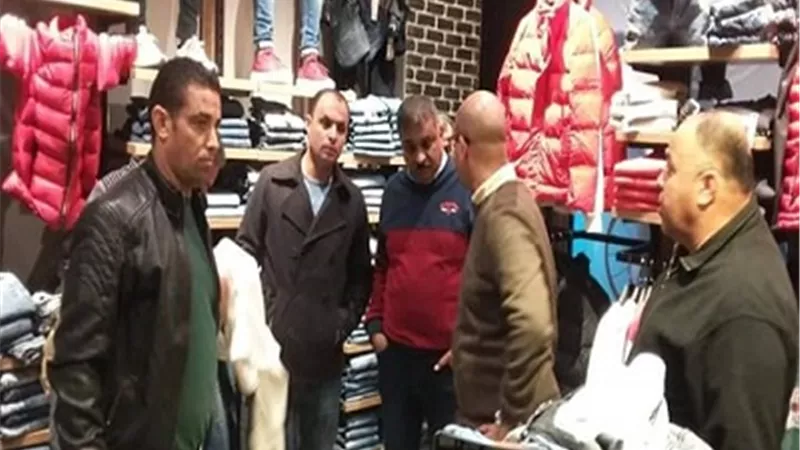 ضبط 3 محال ملابس تجارية بطرح البحر مبالغ فى أسعارها ببورسعيد
