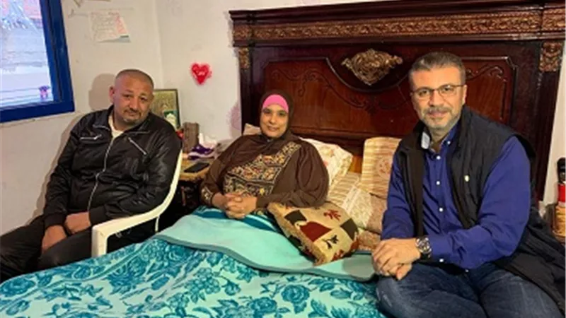 تعرف على قصة حب إبراهيم و بدرية الخيالية و الليثى يهديهم رحلة عمرة.. فيديو