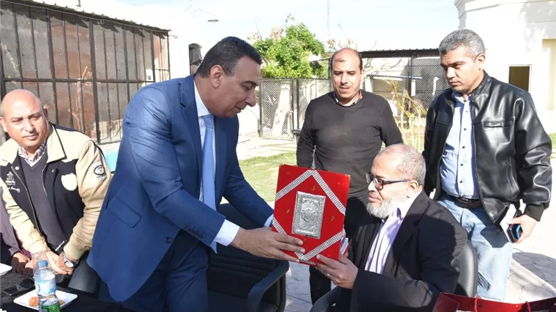 تكريم مسئول تدريب الحاسبات بمحافظة مطروح لبلوغه سن المعاش