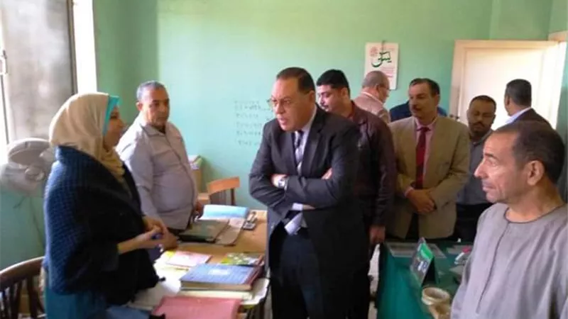 غراب يأمر بفحص أعمال الوحدة المحلية بملامس ويلتقى الأهالى
