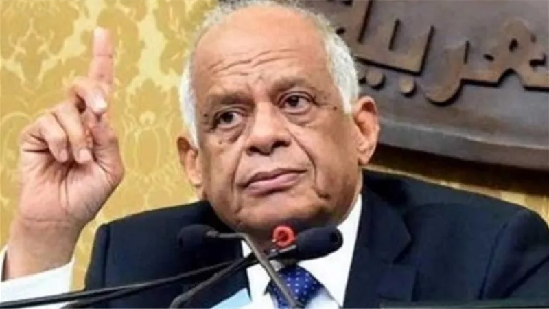 عبد العال: سأخرج أي نائب يتحدث مع وزير أثناء سير الجلسة