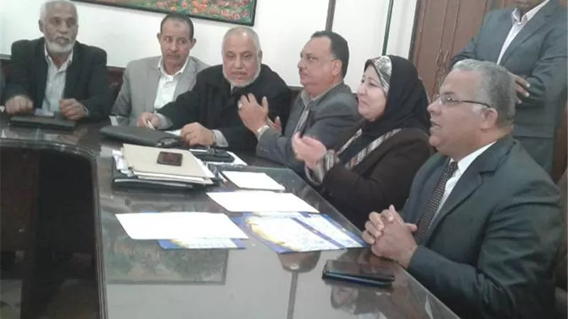 مدير تعليم الإسماعيلية يكافئ الفائزين بمسابقتي القرآن الكريم والتحدث بالفصحى ..صور
