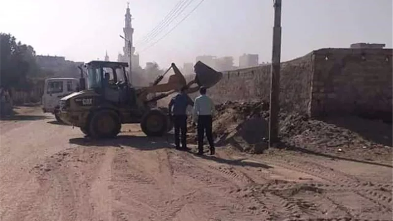 حملة نظافة مكبرة بقرية درنكة بأسيوط...صور