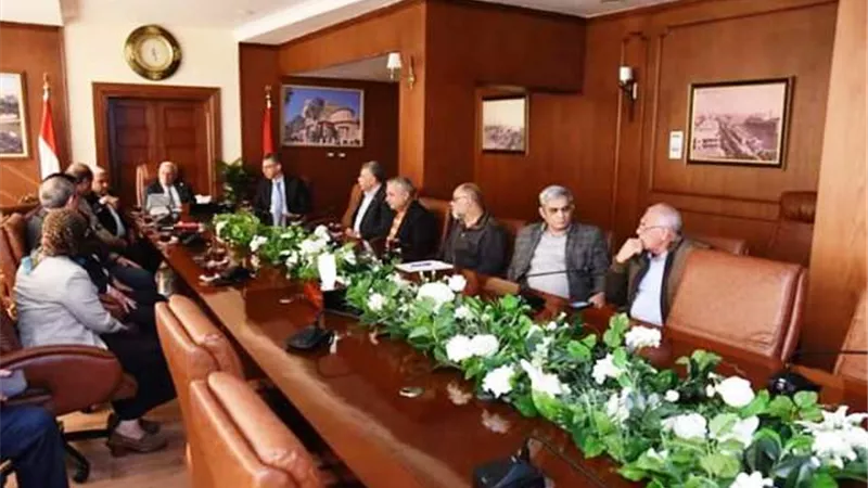 محافظ بورسعيد يلتقى بمسئولى شركة إينى الإيطالية