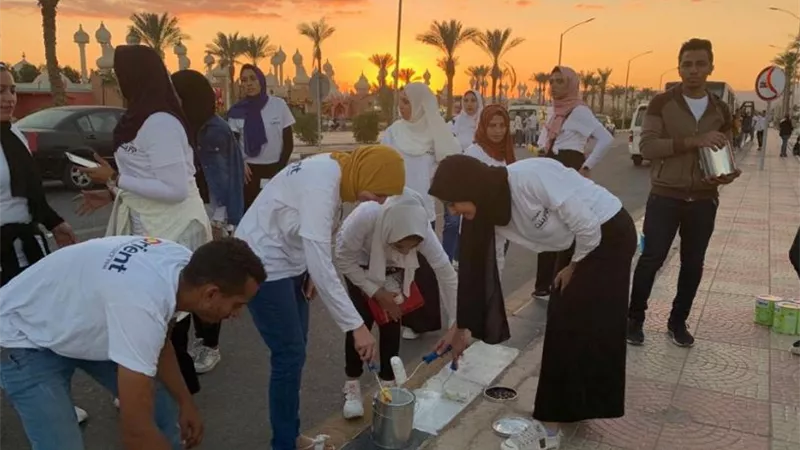 انطلاق مبادرة مهرجان الوان لتجميل شوارع وميادين شرم الشيخ .