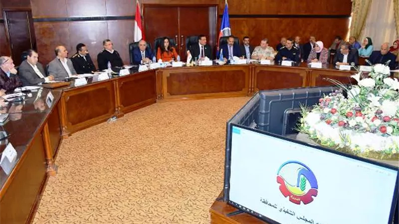 محافظ البحيرة: مهلة ٦ شهور لترخيص التكاتك وسيارات السرفيس المخالفة.. بالصور