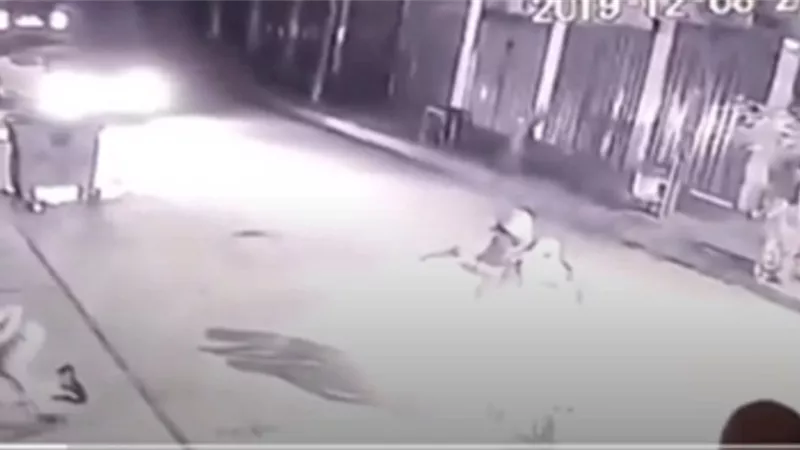 بالفيديو.. اغتيال ناشط مدني ونجاة آخر وسط كربلاء