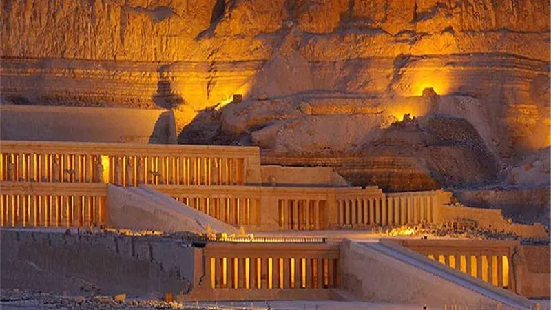 تعامد الشمس اليوم على قدس أقداس معبد حتشبسوت فى عيد حورس