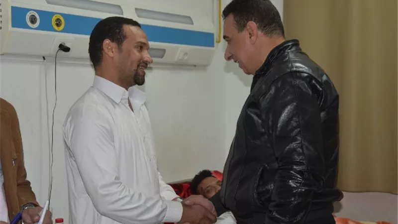 سكرتير عام مطروح يطمئن علي مواطن سيوي أصيب في حادث