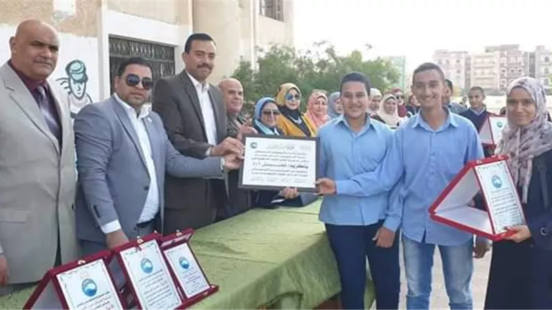 تكريم المعلمين المتميزين فى الآداء المهنى بالعاشر من مستقبل وطن صور
