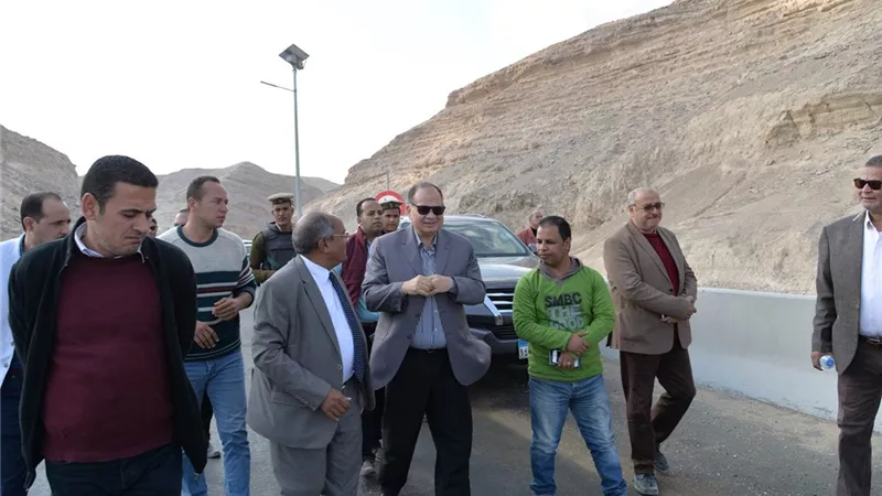 محافظ أسيوط يشيد بمعدلات تنفيذ محور الهضبة الغربية
